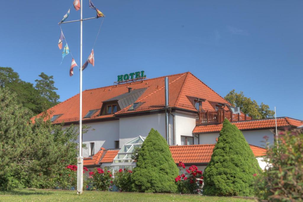Hotel "Seelust" Garni Röbel Exteriör bild